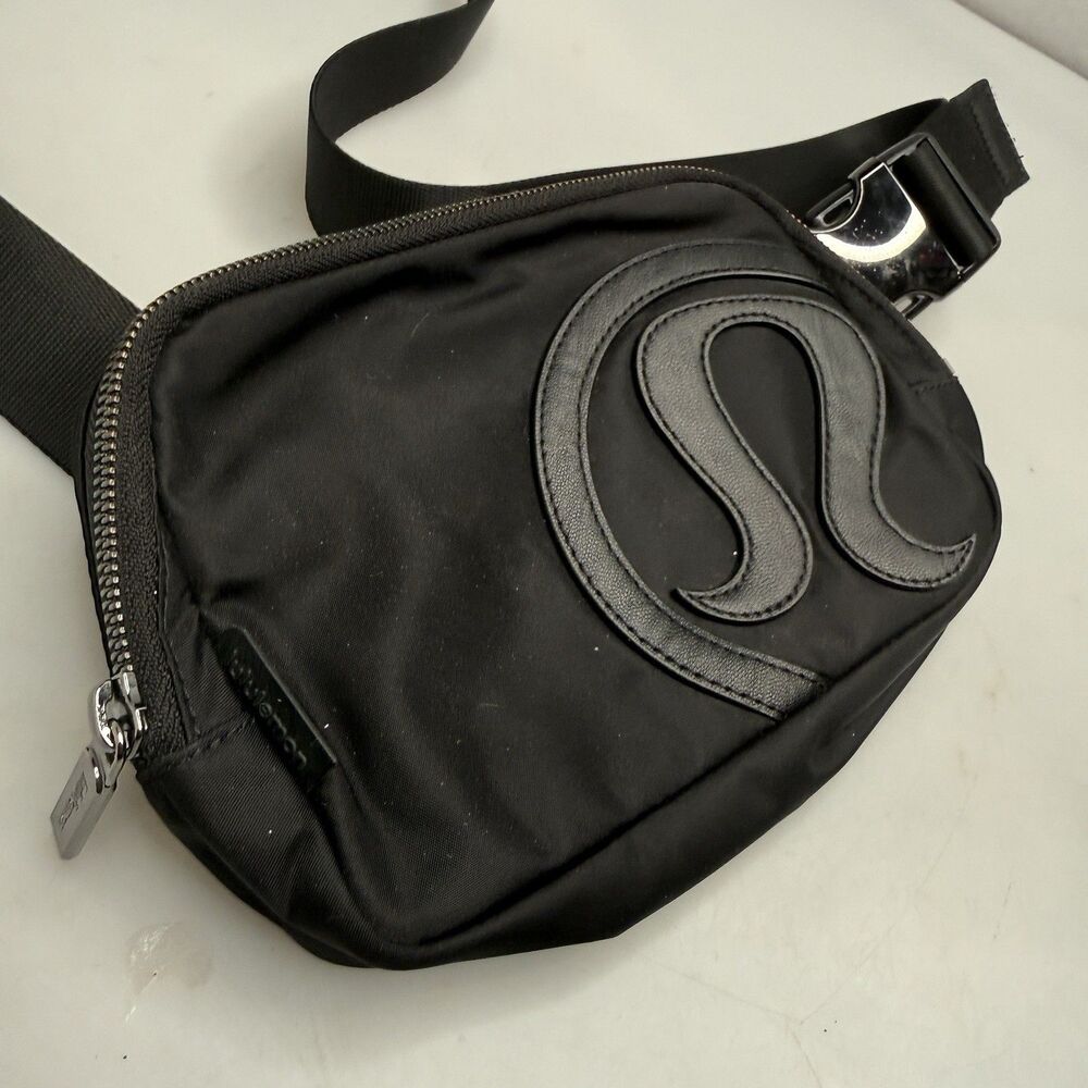 Lululemon Belt Sling Bag Black Nylon Large Logo 1L - 7" x 5" x 2" Waist Fanny - Picture 7 of 16